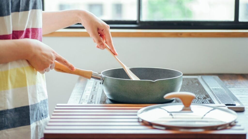 料理している写真