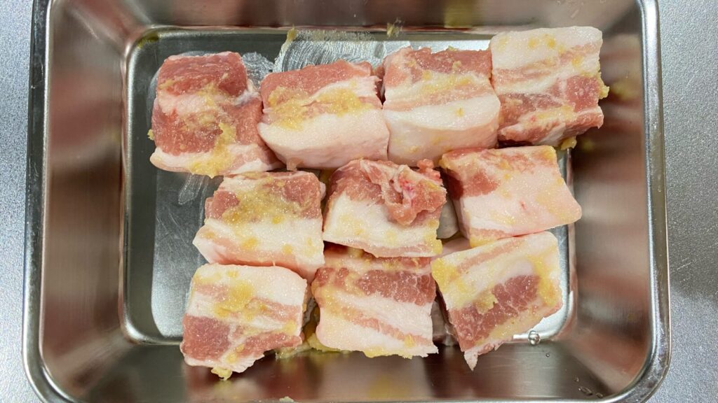 豚バラ肉の下味写真